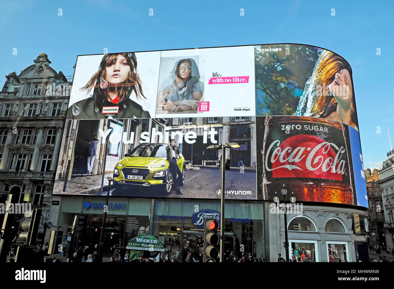 Botas Hunter, Hyundai, Coca Cola, BBC III y Samsung anuncios en vallas  publicitarias electrónicas Piccadilly Circus, Londres Inglaterra KATHY  DEWITT Fotografía de stock - Alamy
