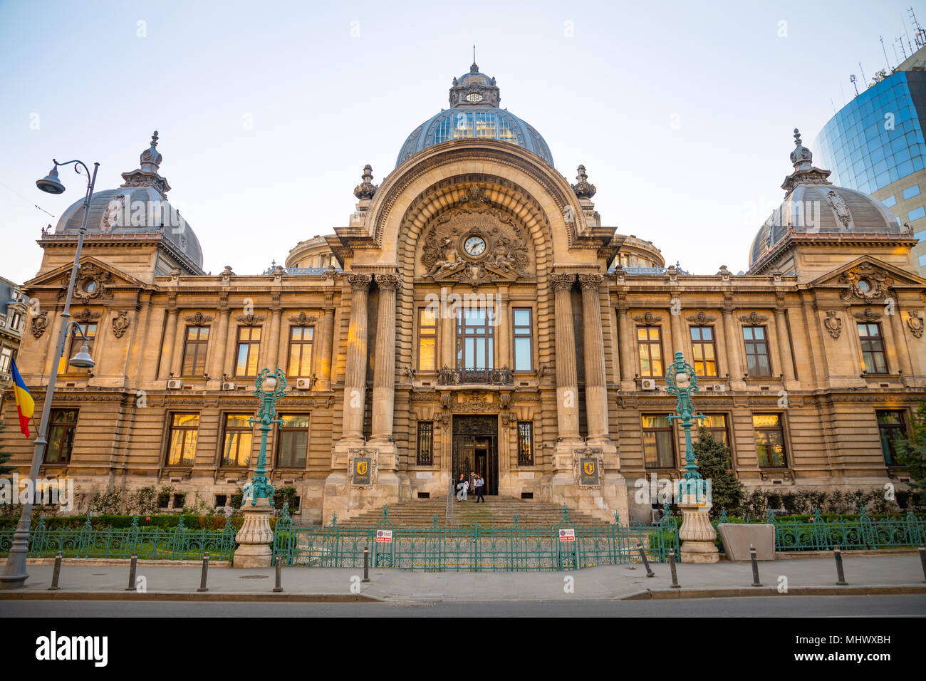 Bucarest, Rumania - 28.04.2018: Palacio de Depósitos y Consignaciones en Bucarest. Foto de stock