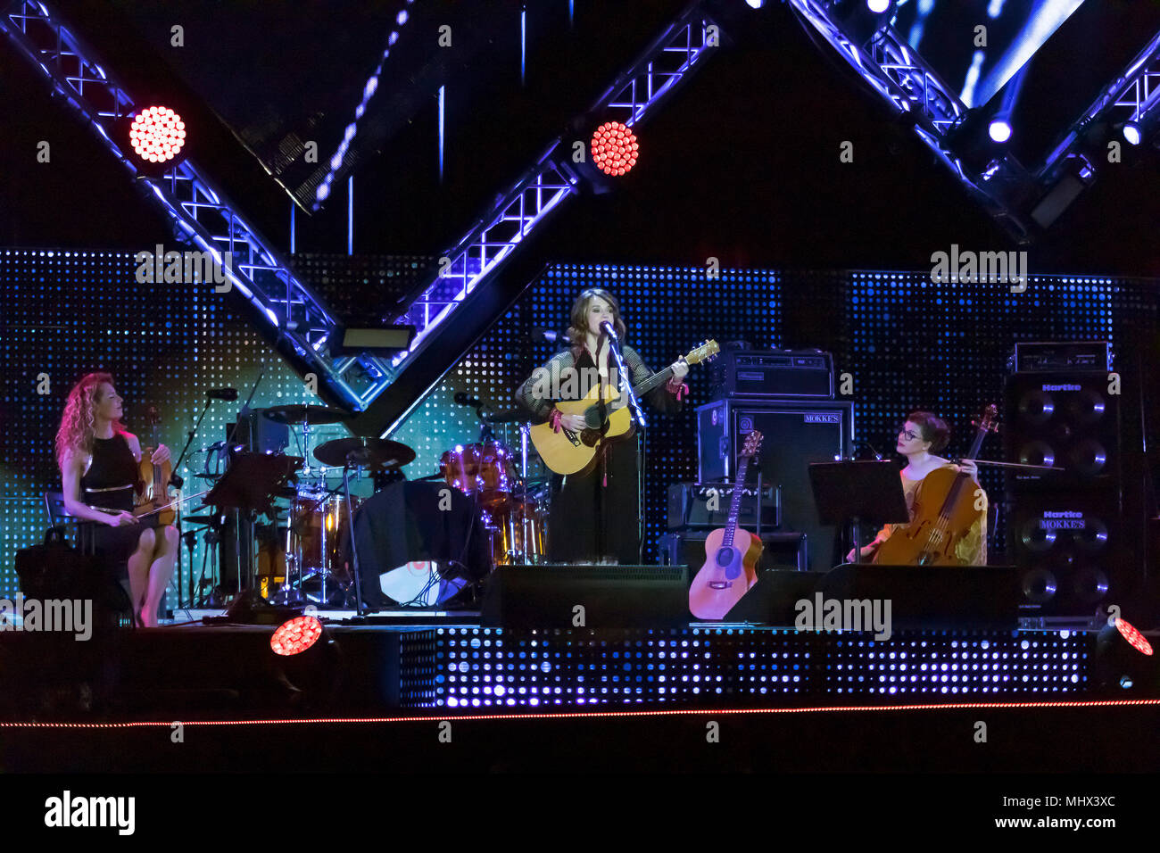 Roma, Italia - 01 de mayo de 2018: Carmen Consoli realiza en el escenario del concierto del primero de mayo, en la Plaza de San Giovanni. El cantante italiano-songwr Foto de stock