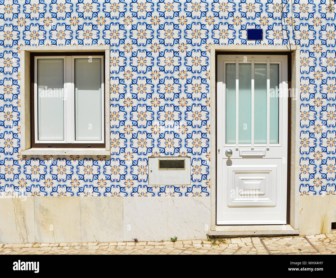 Fachada De La Casa Con Azulejos En Portugal Fotografia De Stock Alamy