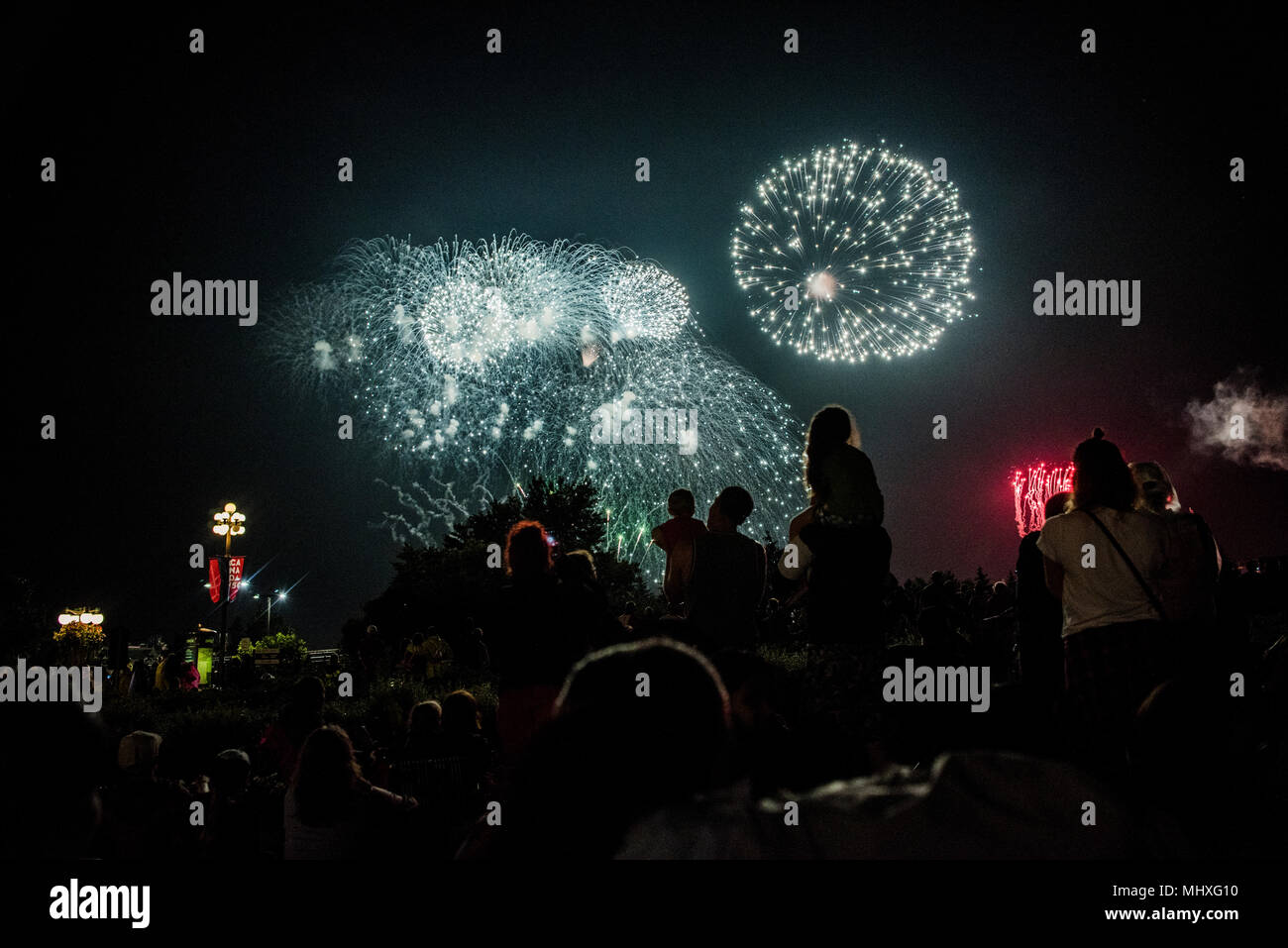 Multitud de gente para ver los fuegos artificiales del Día de Canadá celebración fuera el Museo Canadiense de la historia, Gatineau, Quebec, Canadá Foto de stock