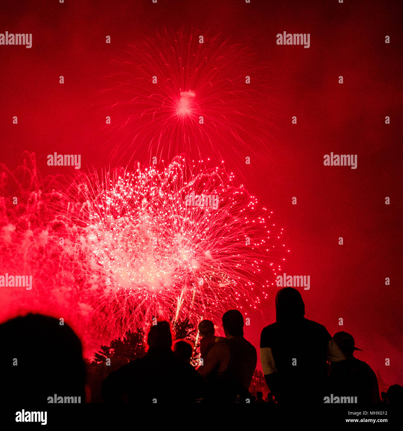 Multitud de gente para ver los fuegos artificiales del Día de Canadá celebración fuera el Museo Canadiense de la historia, Gatineau, Quebec, Canadá Foto de stock