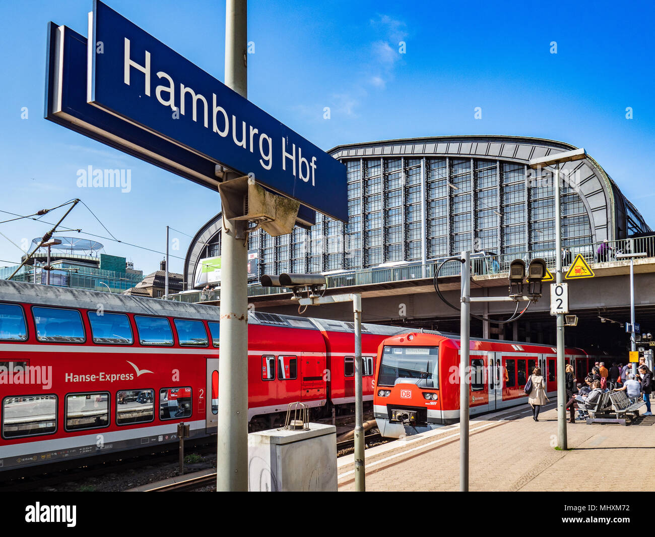 Hamburg Hauptbahnhof Hauptbahnhof, la estación central de Hamburgo abrió sus puertas en 1906, es la estación de trenes más concurridas de Alemania Foto de stock