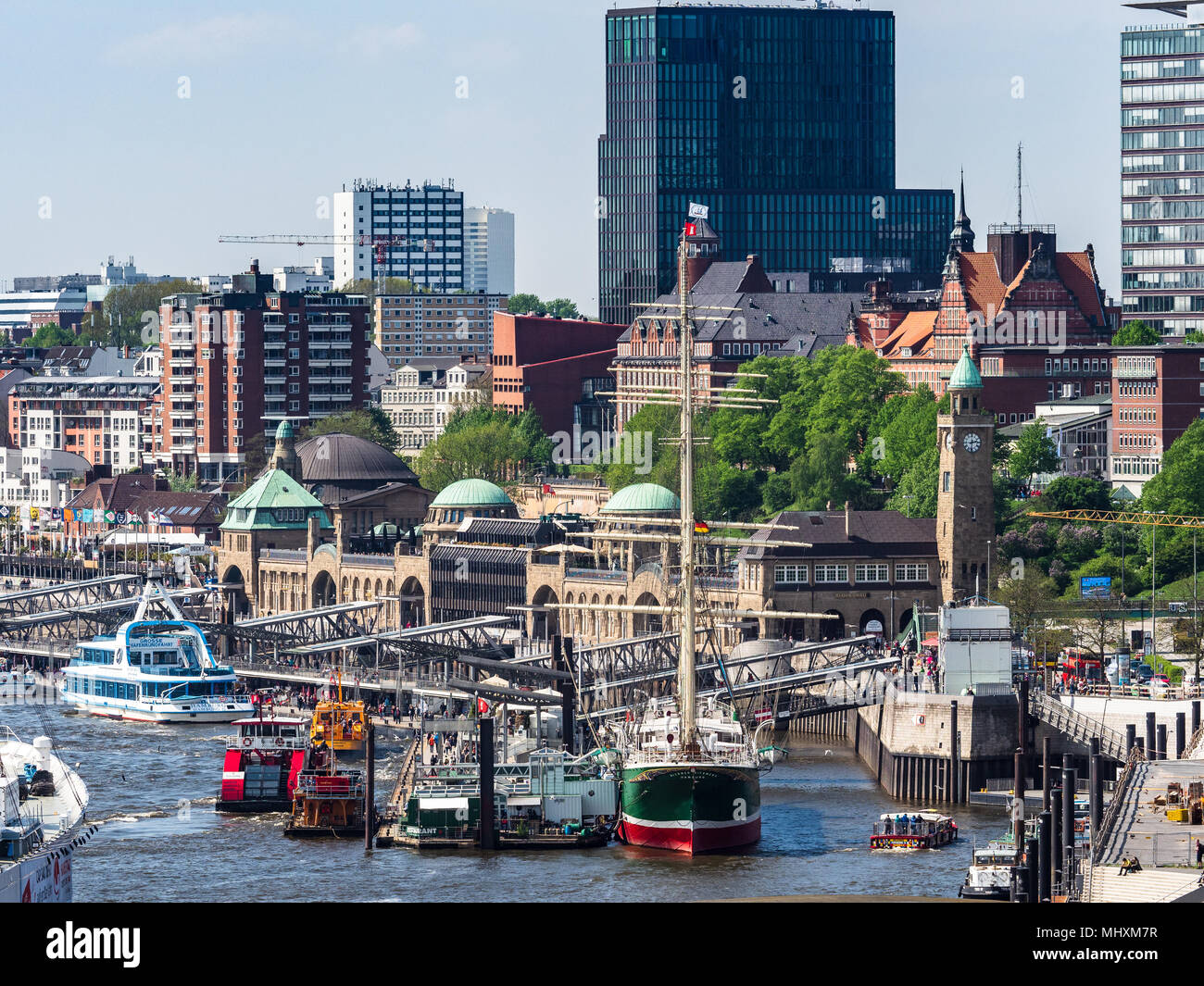 Muelle Landungsbrücken Hamburgo - un muelle flotante de 700 metros de largo sobre el río Elba, en el centro de Hamburgo Foto de stock