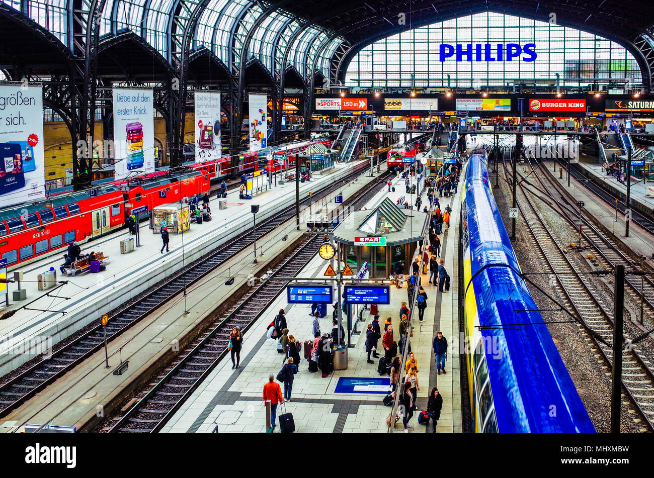 Hamburg Hauptbahnhof Hauptbahnhof, la estación central de Hamburgo abrió sus puertas en 1906, es la estación de trenes más concurridas de Alemania Foto de stock