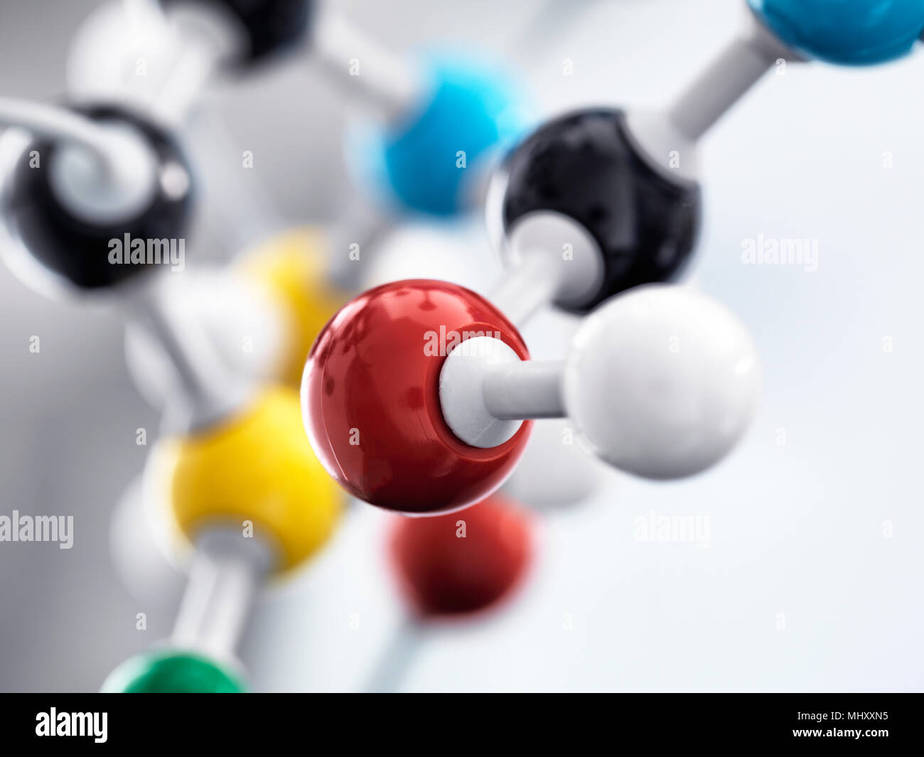 Sigue la vida de una bola y un stick modelo ilustrando una fórmula química utilizada en investigación Foto de stock