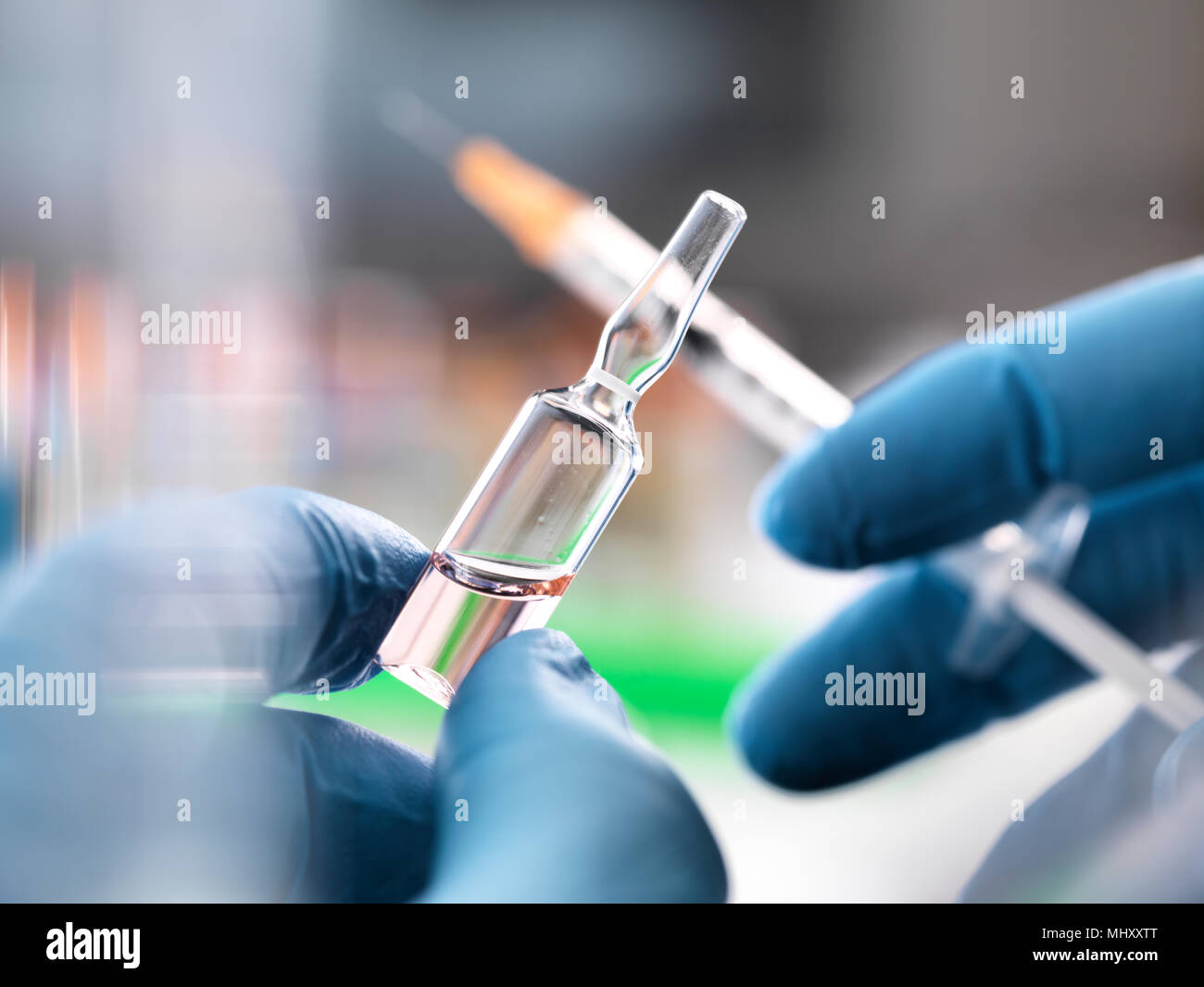 Doctor preparar un medicamento experimental celebrado en una ampolla durante un ensayo médico Foto de stock