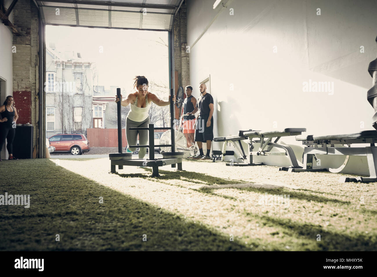 Mujer en el gimnasio con equipamiento de ejercicio Foto de stock