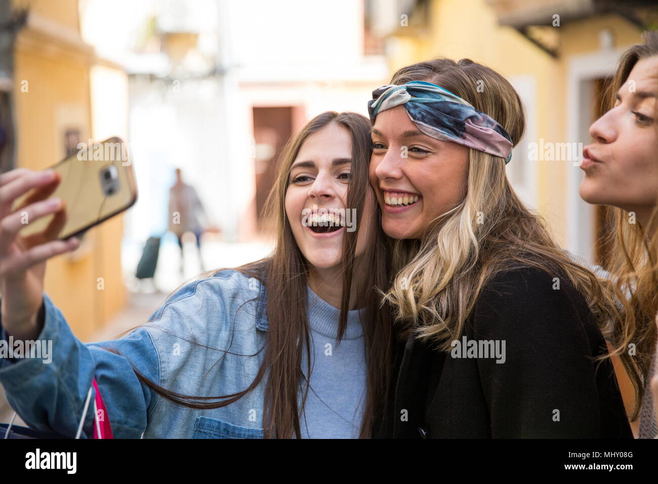 Amigos tomando en calle selfie Foto de stock