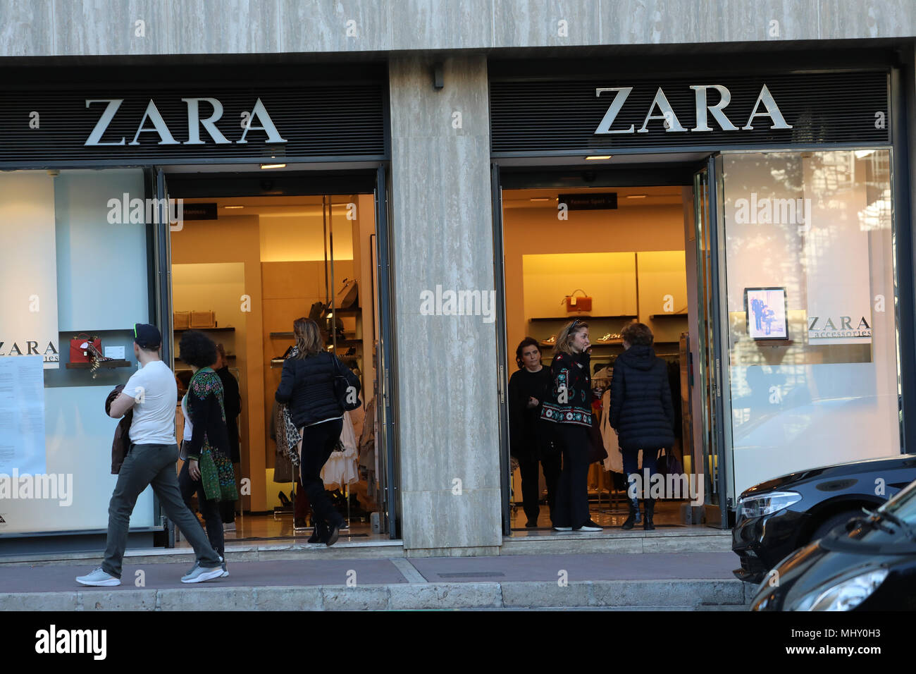 Montecarlo, Mónaco - Marzo 17, 2018: Compras de la tienda de Zara en el  centro de Monte Carlo en Mónaco, la Riviera Francesa. Zara es un trajes  españoles y ACC Fotografía de stock - Alamy