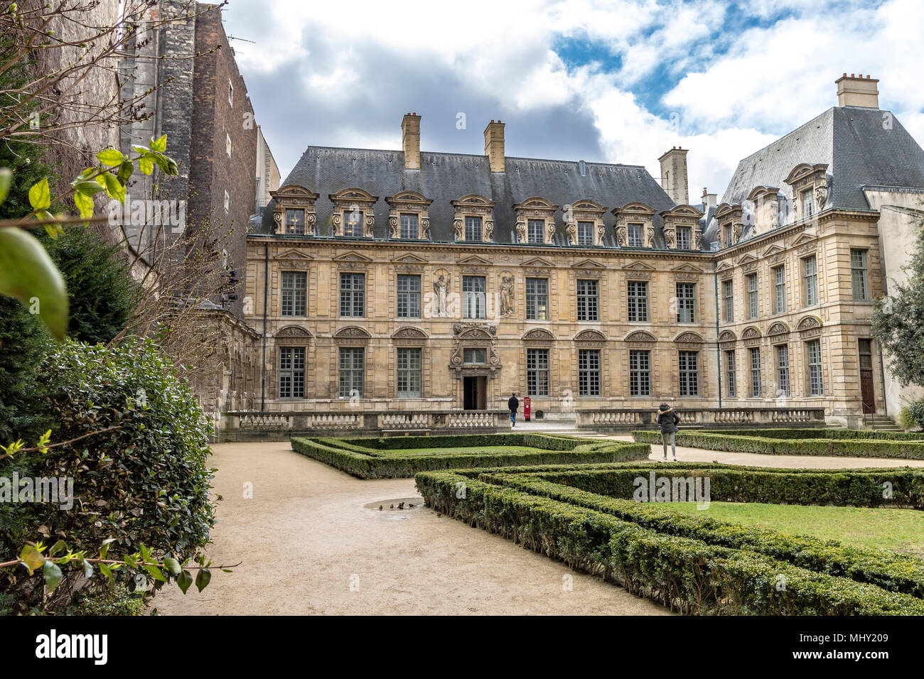 Los jardines del Hôtel de Sully una mansión privada de estilo Louis XIII adyacente a la Place des Vosges, en el moderno barrio de Le Marais Foto de stock