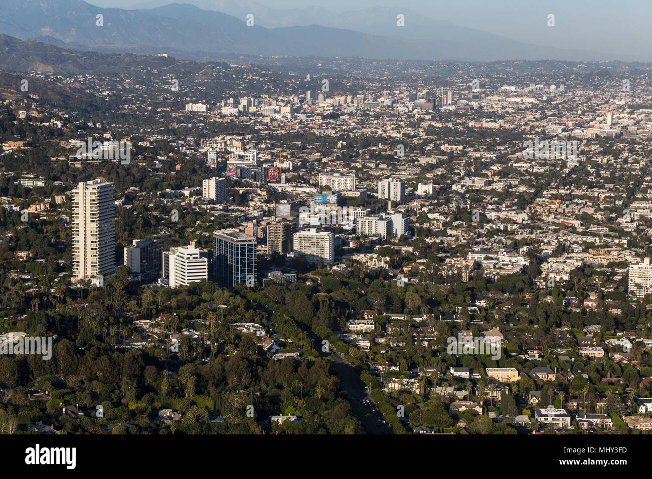 West Hollywood, California, EE.UU. - El 18 de abril, 2018: Vista aérea de las torres y edificios a lo largo del Sunset Strip con Los Ángeles en el fondo. Foto de stock