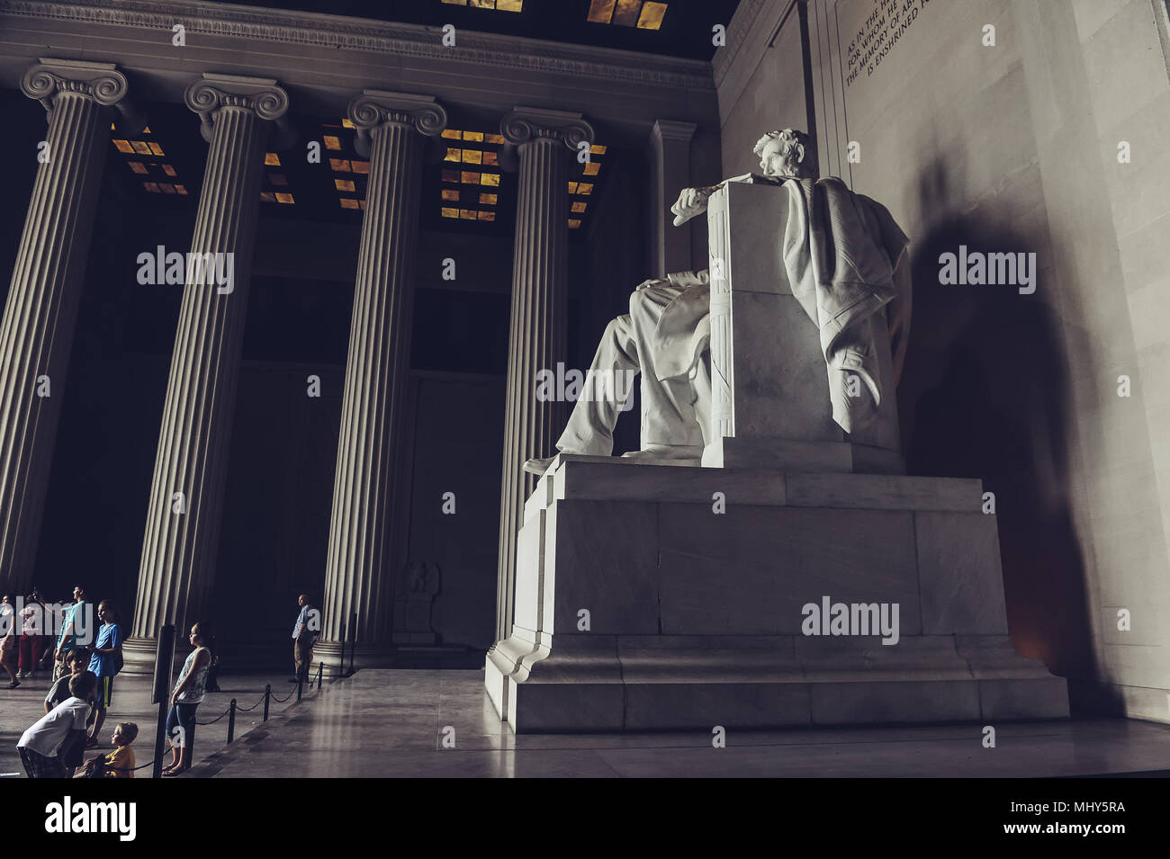 Washington D.C./ EE.UU. - 07.19.2013: Los turistas que visitan el Monumento a Lincoln, mirando la estatua de Abraham Lincoln. Foto de stock