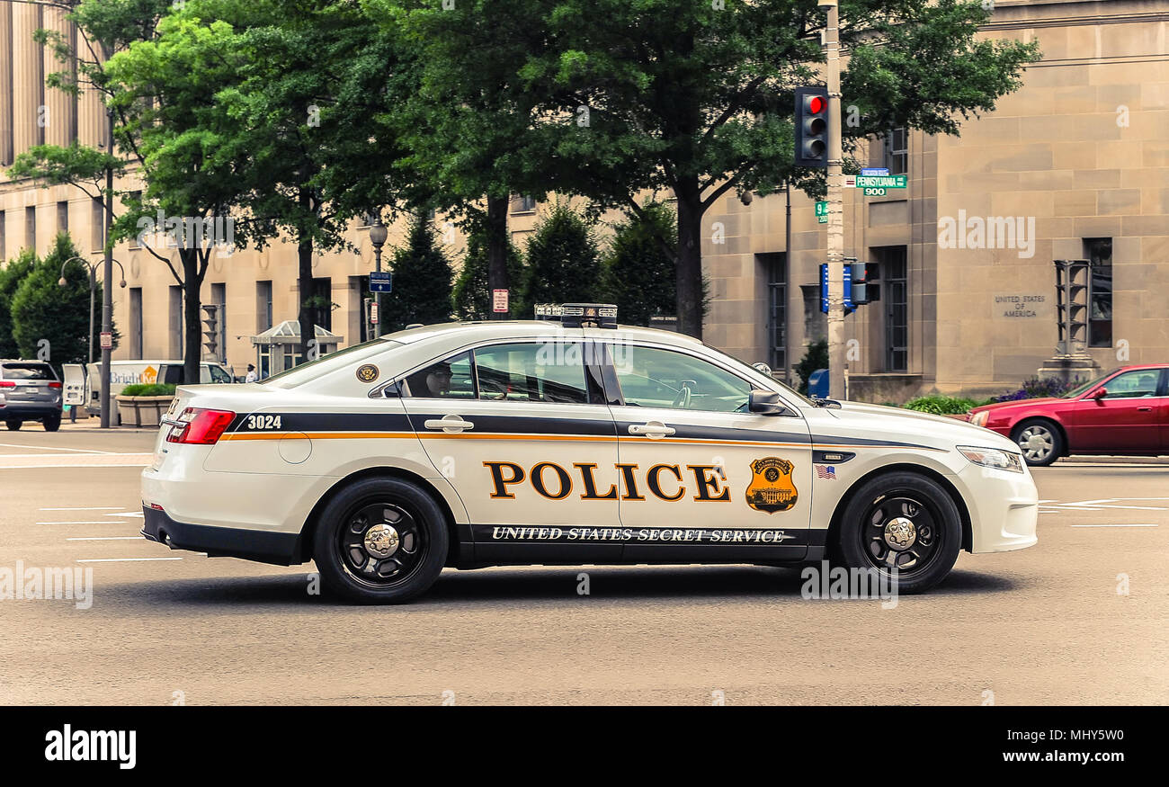 Washington D.C./ EE.UU. - 07.12.2013: coches de policía de patrulla en la calle. Foto de stock