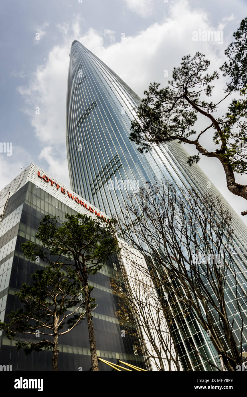 Lotte World Tower Es Un 123 Piso 554 5 Metros 1 819 Pies De Super Alto Rascacielos Situado En Seul Actualmente El Edificio Mas Alto De Corea Del Sur Fotografia De Stock Alamy Lotte World Tower Es Un 123 Piso 554 5 Metros 1 819 Pies De Super Alto Rascacielos Situado En Seul Actualmente El Edificio Mas Alto De Corea Del Sur Fotografia De Stock Alamy