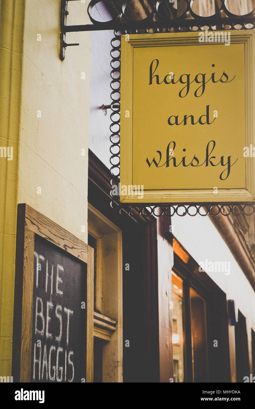 Cartel fuera de una tienda de venta de Haggis y whisky en el casco antiguo de Edimburgo Foto de stock