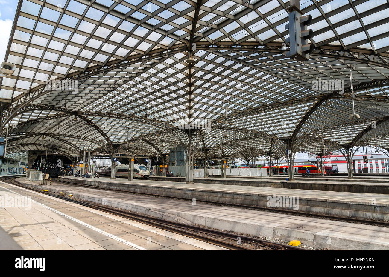 El techo de la estación principal de Colonia - Alemania, en Renania del Norte-Westfalia Foto de stock