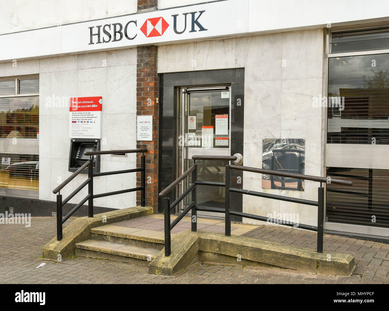 Exterior de una sucursal del banco HSBC mostrando una rampa instalada