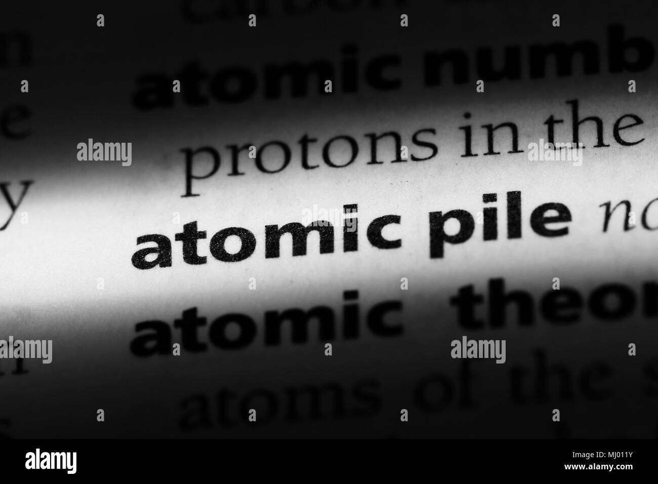 Pila atómica palabra en un diccionario. pila atómica concepto Fotografía de  stock - Alamy