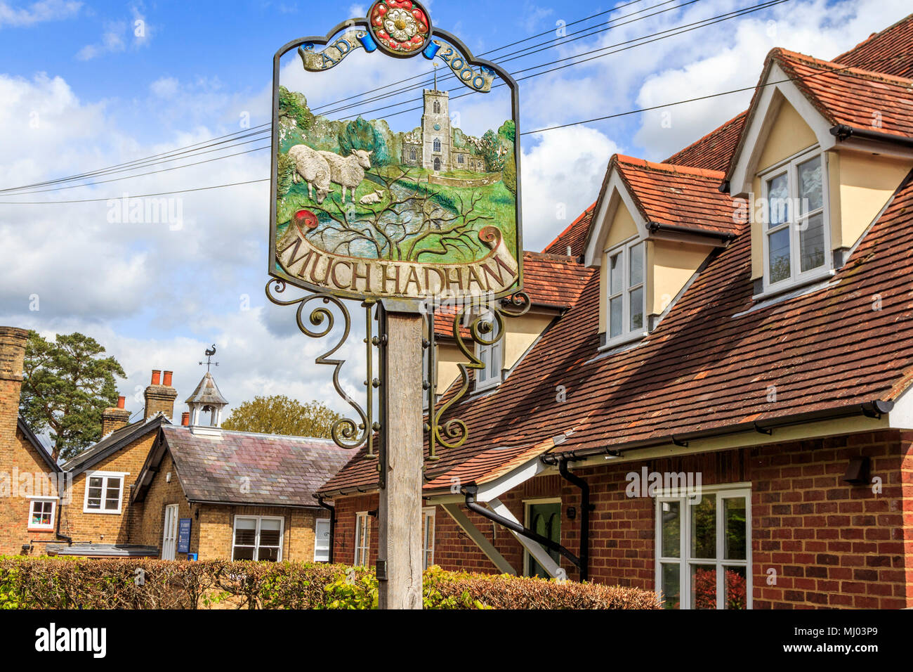 Signo ornamental, bonita y deseable de aldea mucho hadham High street hertfordshire, Herts, Inglaterra.uk,gb Foto de stock