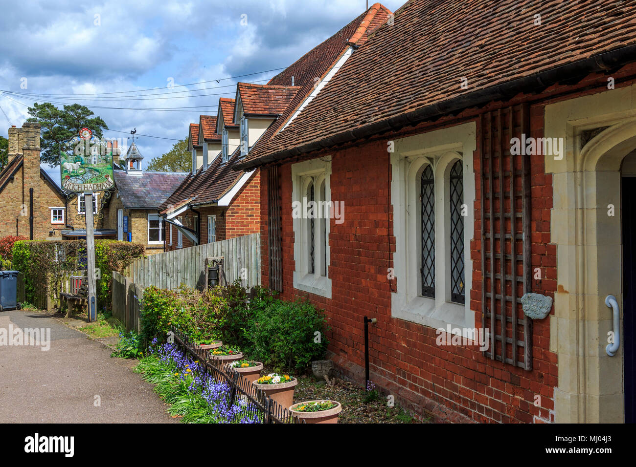 Almshouses en la bonita aldea de deseable y mucho hadham High street hertfordshire, Herts, Inglaterra.uk,gb Foto de stock