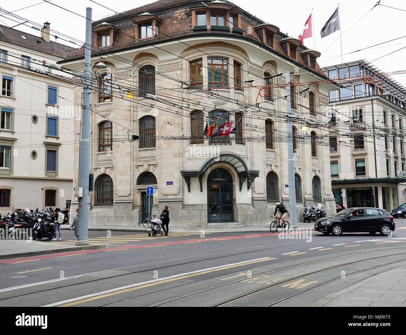 Gente pasando el edificio de las bellas artes y la casa de subastas Sotheby's, en Ginebra, Suiza. Foto de stock