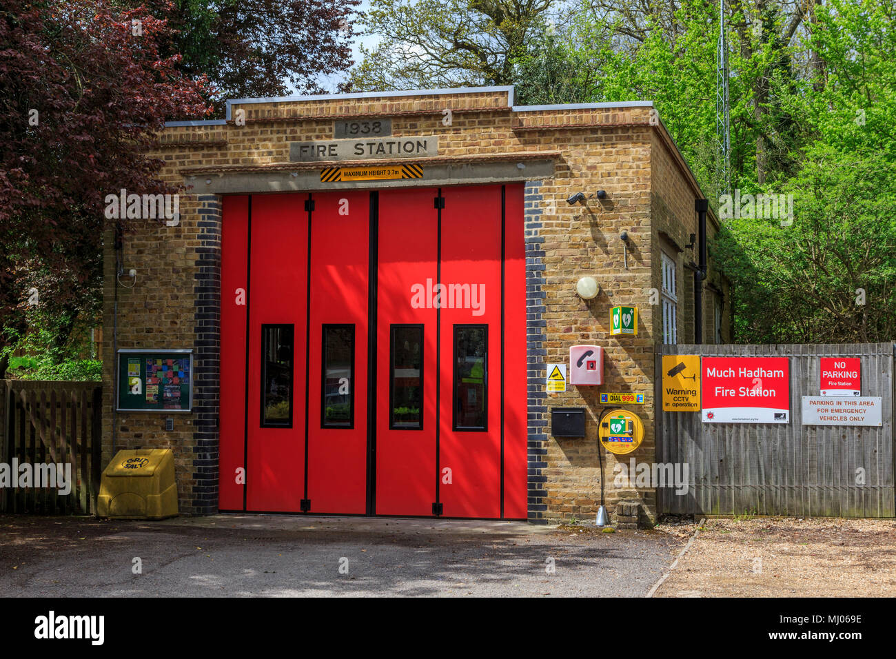 A tiempo parcial a la estación de bomberos en la bonita aldea de deseable y mucho hadham High street hertfordshire, Herts, Inglaterra.uk,gb Foto de stock
