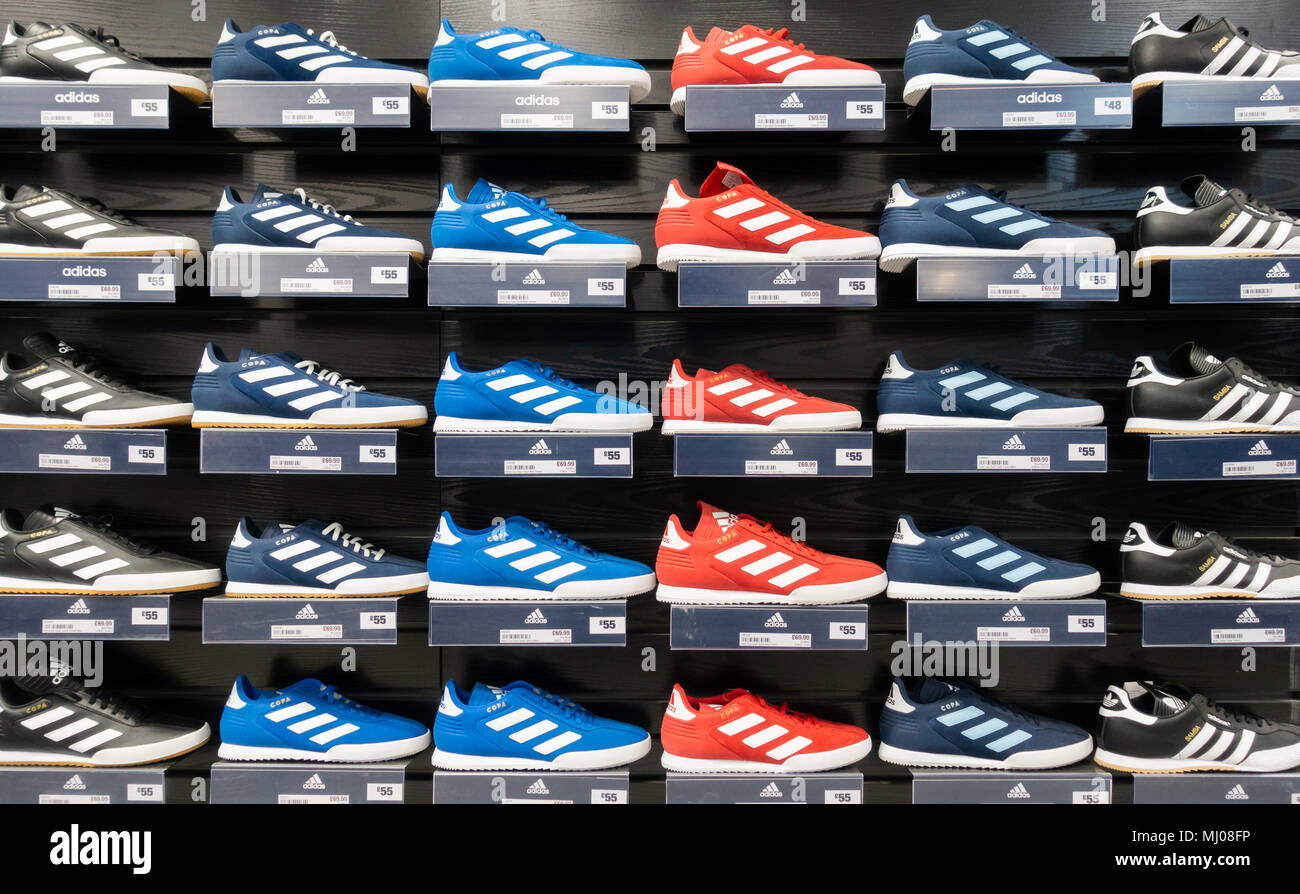 Adidas zapatillas de en deportes tienda directa. UK Fotografía de - Alamy