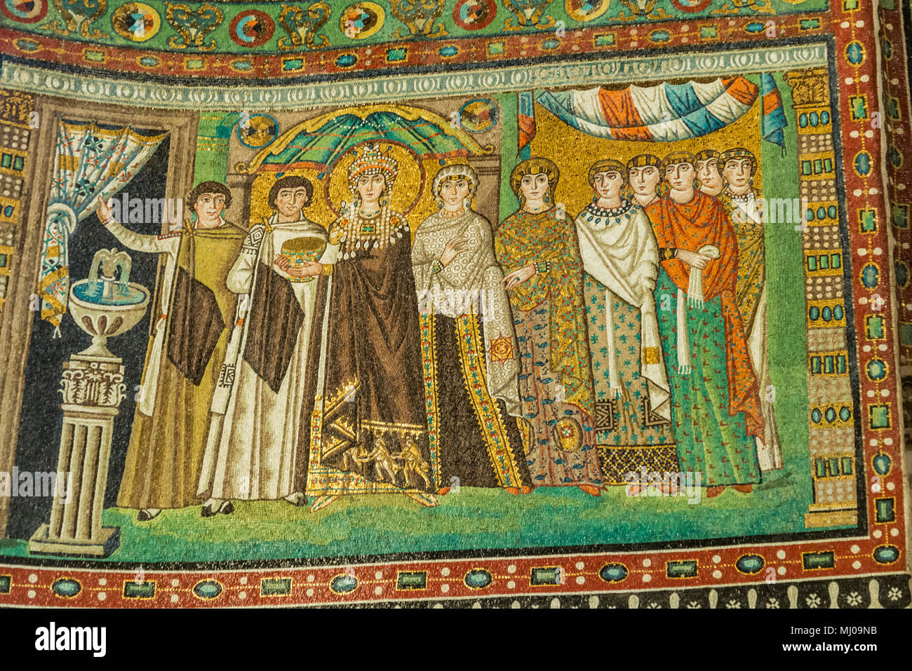 Mosaico en el interior de famosa Basílica de San Vitale, uno de los más importantes ejemplos de arte bizantino cristiano temprano en Europa occidental, en Ravenna, volver de stock -
