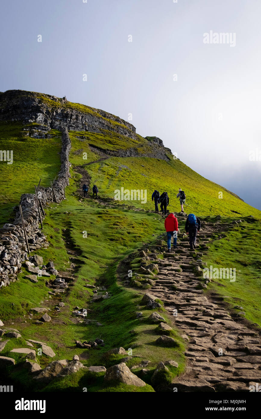 Caminantes en el Lápiz y Gante Hill parte de Yorkshire Tres Picos , North Yorkshire, Inglaterra Foto de stock