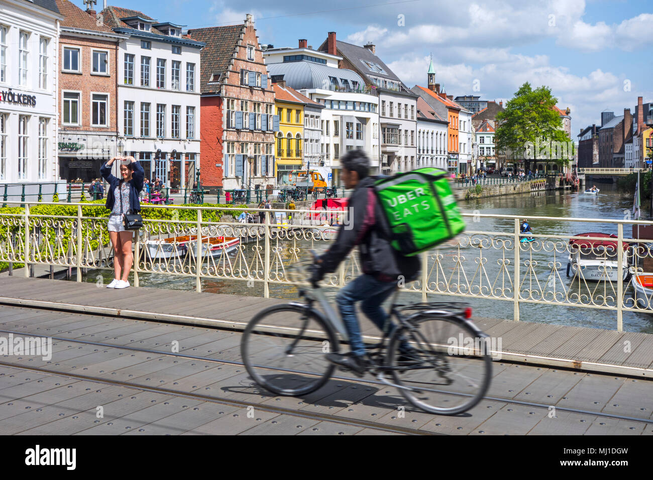 / UberEATS Uber come comida online y el pedido y la entrega de la plataforma de mensajería de bicicletas, entrega de comidas en el centro de la ciudad de Gante, Bélgica Foto de stock