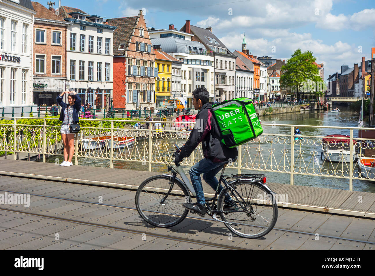 / UberEATS Uber come comida online y el pedido y la entrega de la plataforma de mensajería de bicicletas, entrega de comidas en el centro de la ciudad de Gante, Bélgica Foto de stock