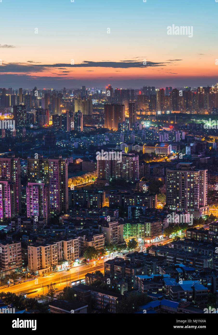 Wuhan, provincia de Hubei shimao espléndida noche en el río Yangtze y construcción de ciudad Foto de stock