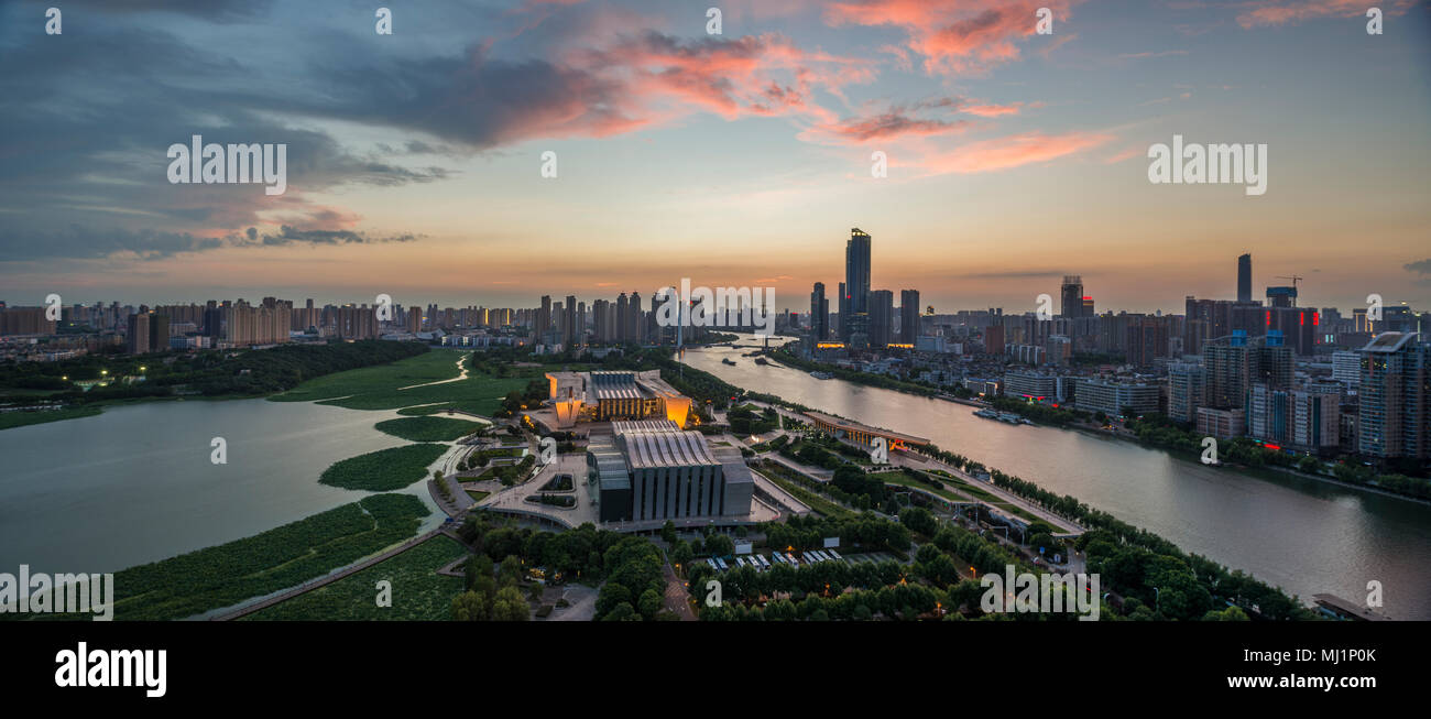 La ciudad de Wuhan, provincia de Hubei Yangtze plaza edificio horizontal en el suelo Foto de stock