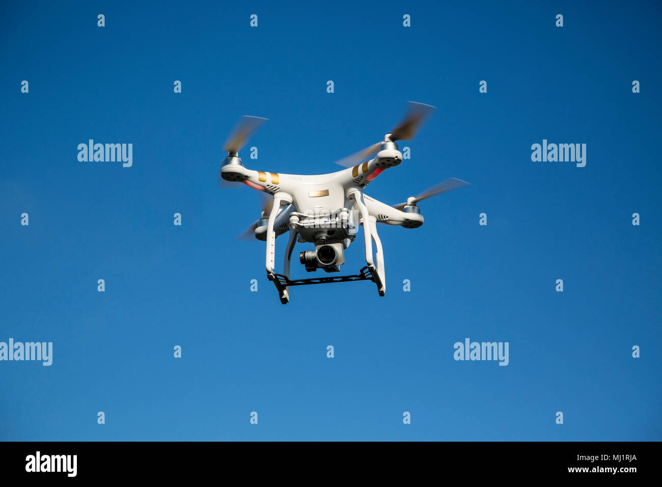 Avión en vuelo contra el cielo azul Foto de stock