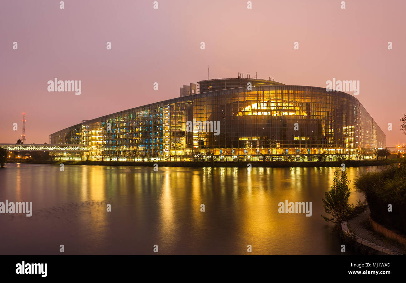 Edificio "Louise Weiss" del Parlamento Europeo en Estrasburgo, al. Foto de stock