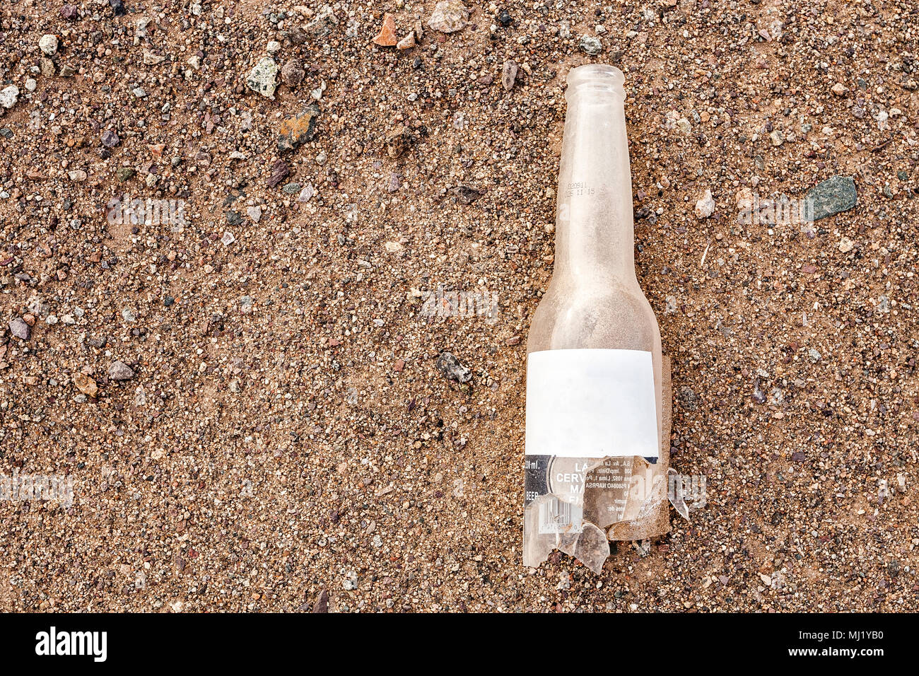 Botella de vidrio roto en la arena en el desierto de Atacama. Mejillones,  Antofagasta, Chile Fotografía de stock - Alamy