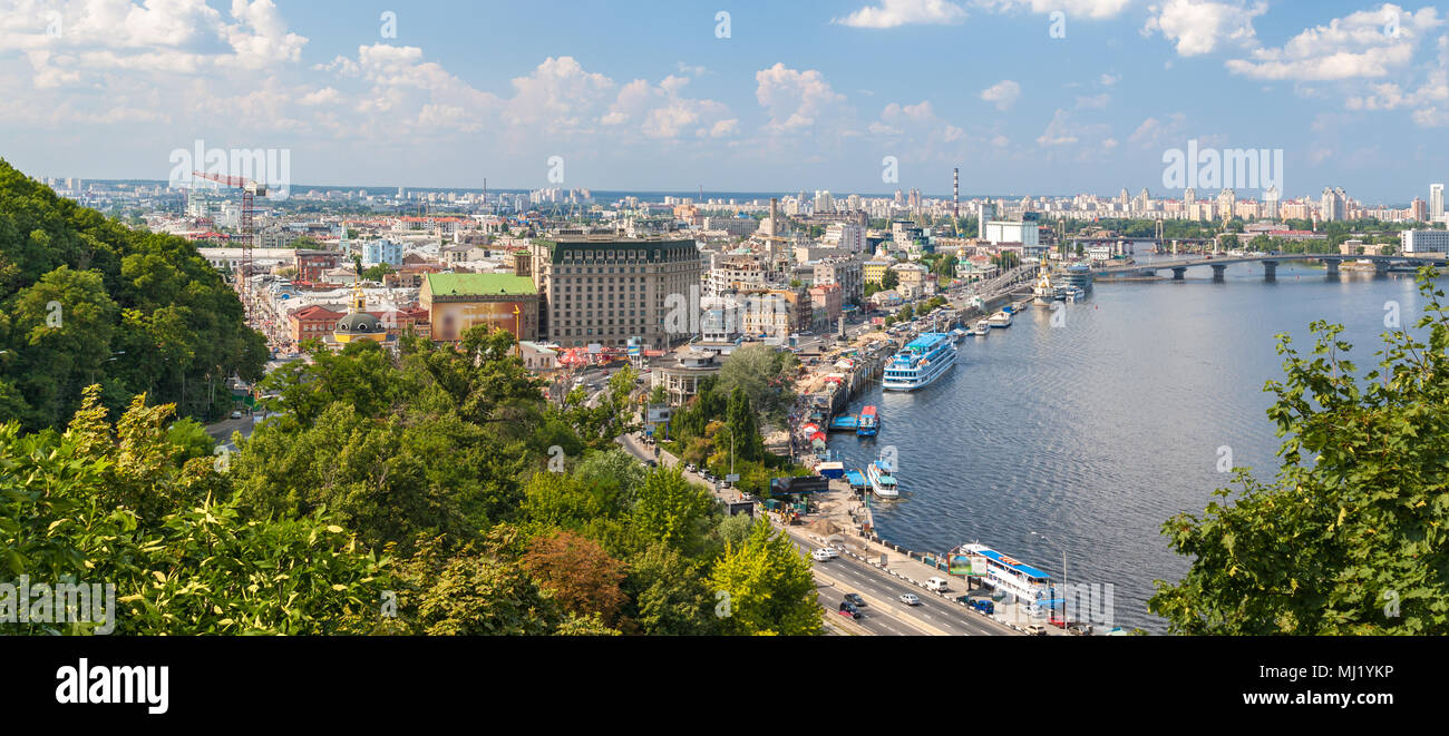 Vista de Podil desde un punto de observación sobre el Dnieper. Kiev, Foto de stock