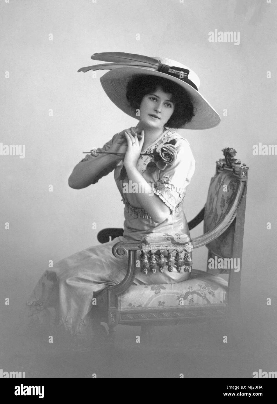 Moda, mujer enamorada en ropa de verano con rosa y sombrero, 1900, Alemania Foto de stock