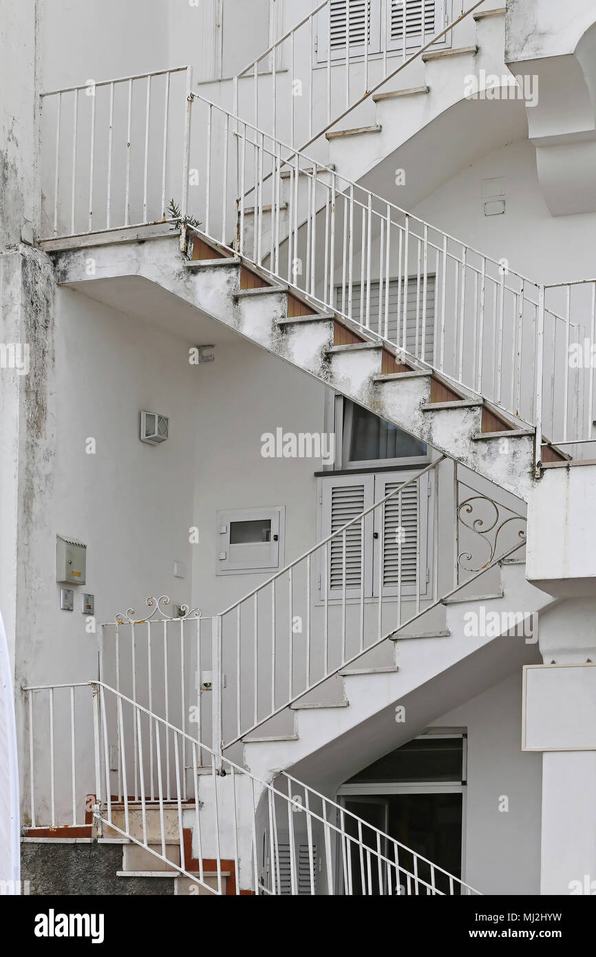 Las escaleras externas en la Casa Blanca en Italia Fotografía de stock -  Alamy