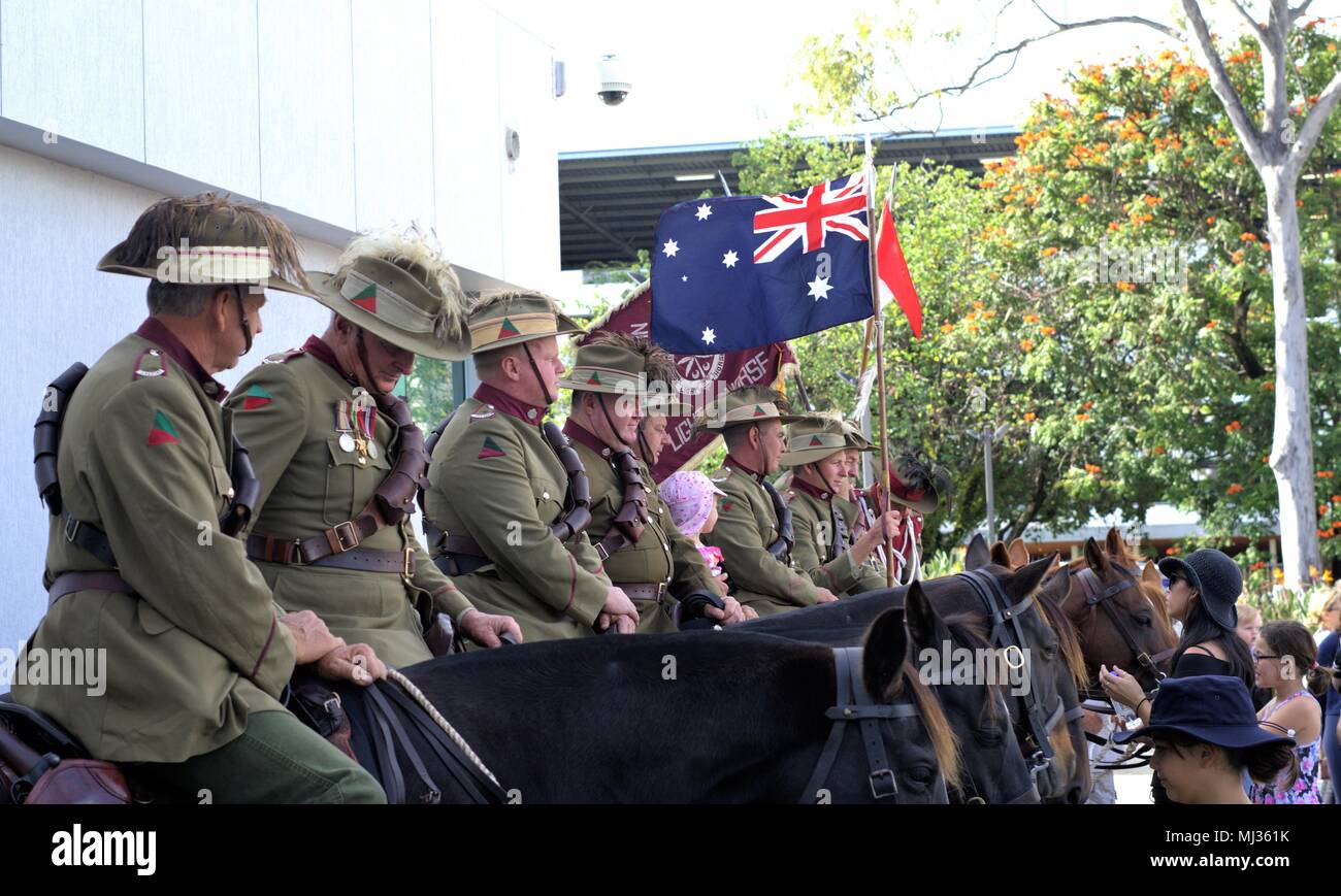 Los veteranos montado a caballo espalda para honrar a los soldados de Australia y Nueva Zelandia Army Corps en Coffs Harbour ANZAC Day Parade Foto de stock