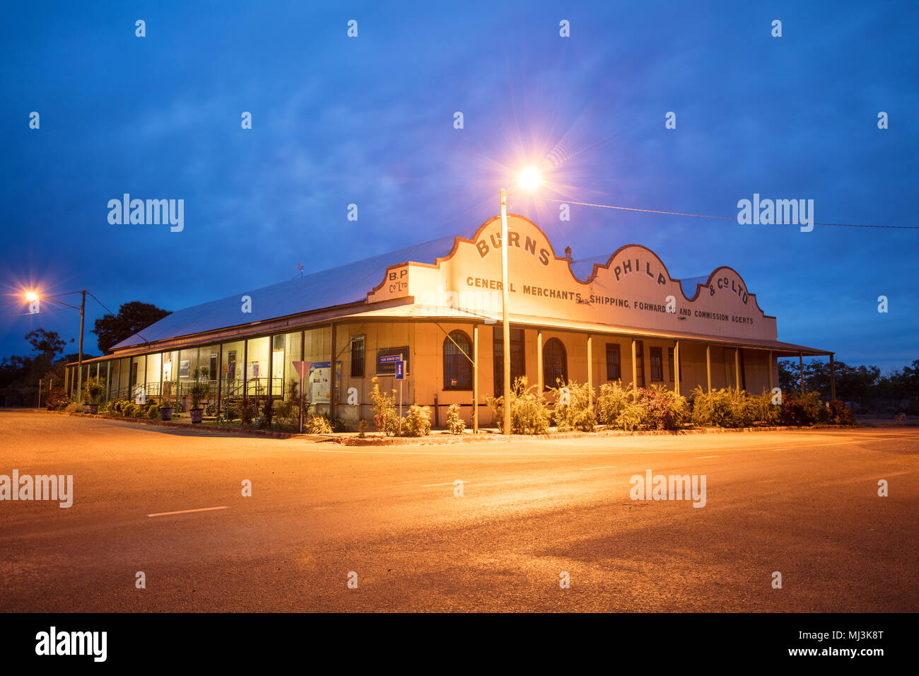 Normanton de Queensland, Australia. Antes del amanecer en el viejo edificio de Burns Philp Normanton, sobre el Golfo de Carpenteria en outback Far North Queensland. Foto de stock
