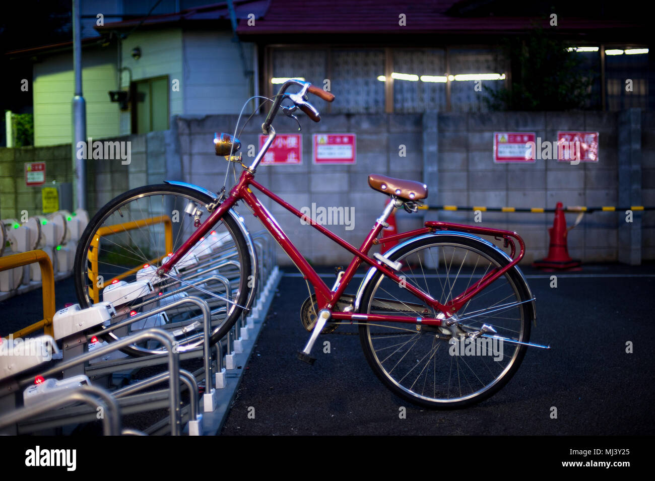 Bicicletas en Tokio, Japón. Tokio tiene muchas bicicletas desde que la  tierra es bastante plana. Muchos japoneses utiliza la bicicleta como medio  de transporte Fotografía de stock - Alamy