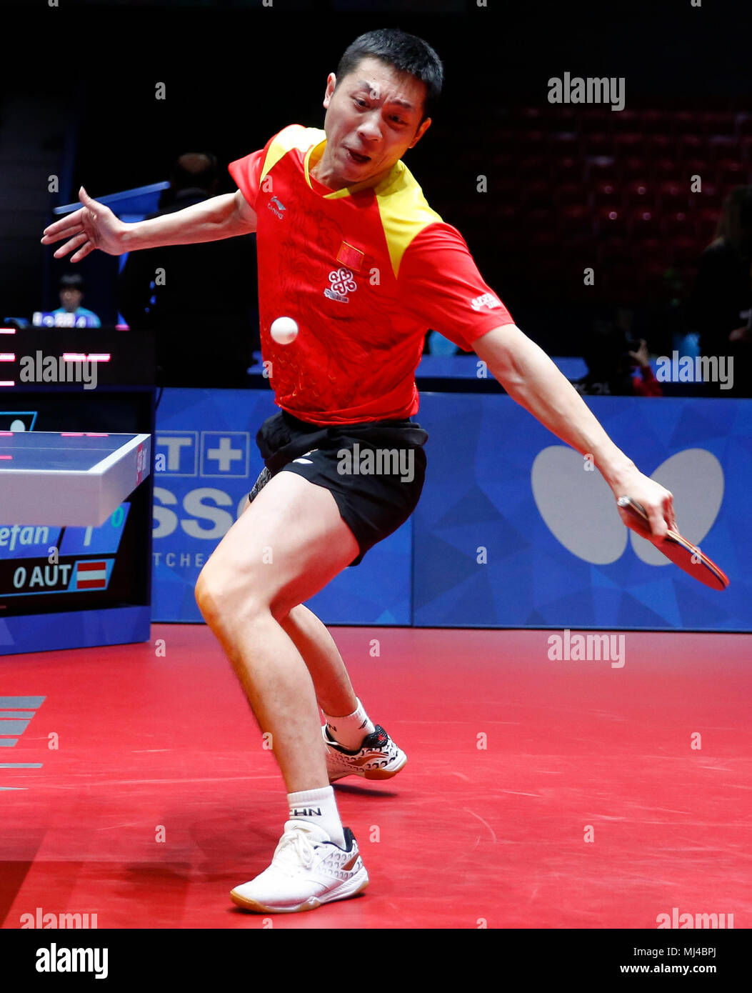 De Halmstad, Suecia. 4 de mayo de 2018. Xu Xin de China vuelve a Stefan  Fegerl de Austria durante el grupo de hombres quarterfinal coinciden en el  2018 World Team campeonatos de