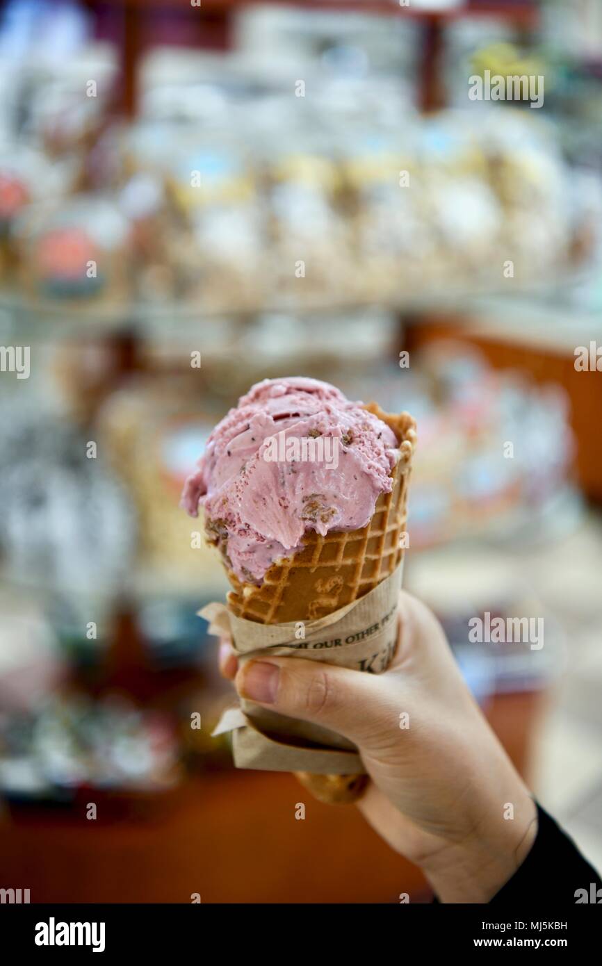 Blackberry helado servido en un cono de waffle Foto de stock