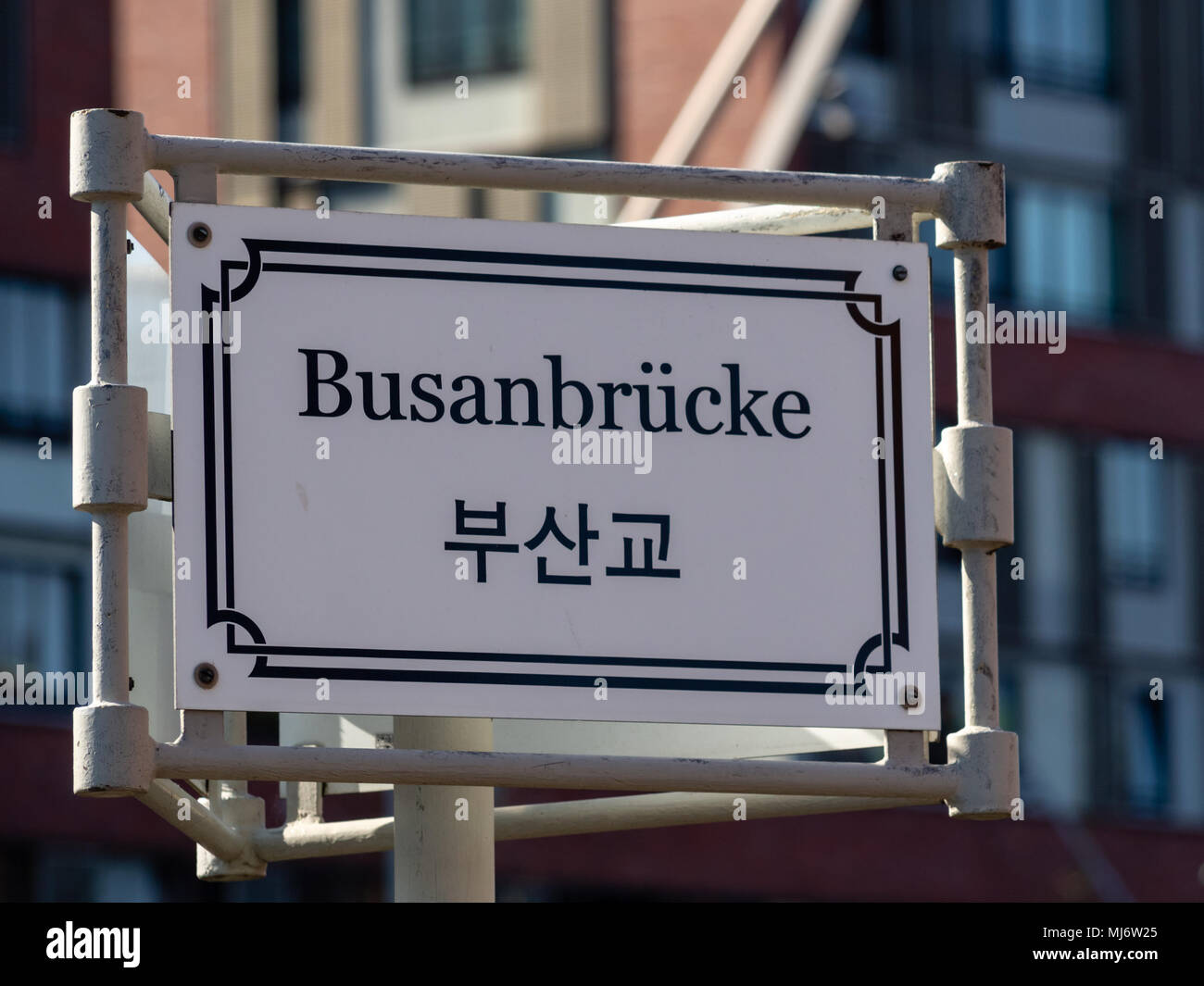 Signo de Busan Puente con alemán y coreano cartas en el soleado día de Hafencity, Hamburgo, Alemania. El enfoque selectivo. Foto de stock