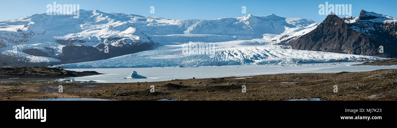 Islandia. Fjallsárlón lago glaciar al pie del glaciar Fjallsjökull, parte del enorme glaciar de Vatnajökull. Foto de stock