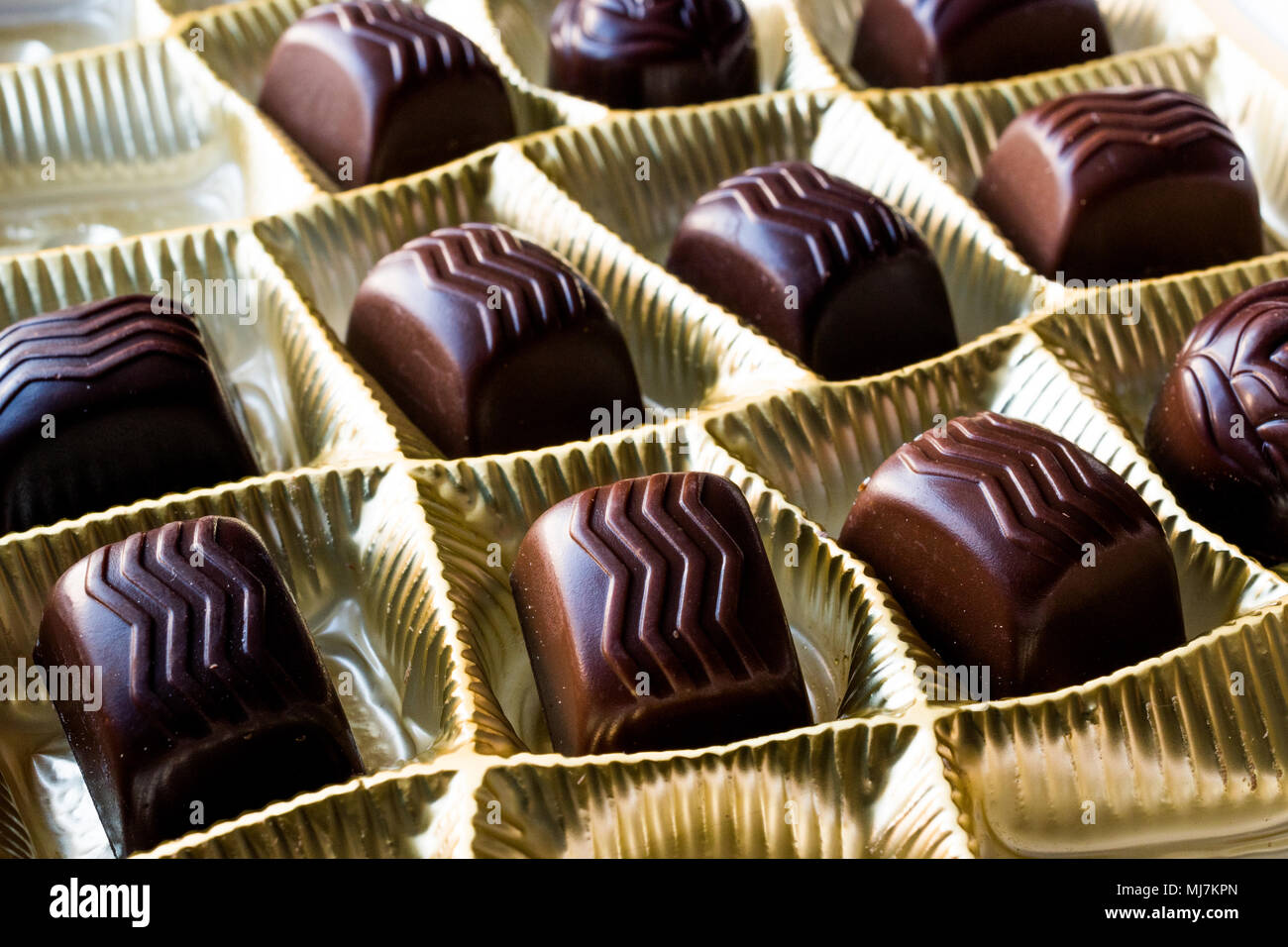 Chocolates rellenos de licor fotografías e imágenes de alta resolución