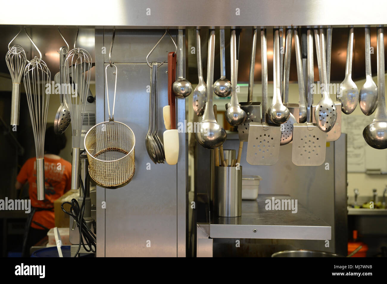 Utensilios de cocina de colgar en la cocina de un restaurante grande  Fotografía de stock - Alamy