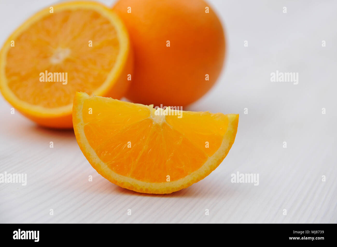 Rodajas de naranjas de mesa de madera closeup Foto de stock